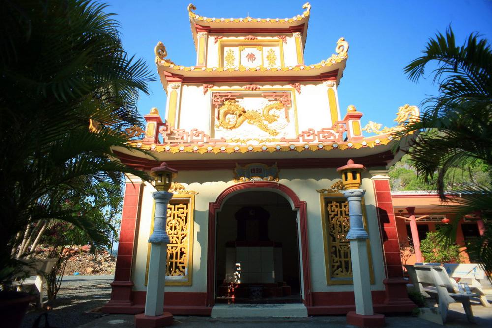 Sau này để tưởng nhớ người em gái của mình, vua Gia Long – Nguyễn Ánh cho xây chùa trong hang núi để thờ phụng nên gọi là chùa Hang. Ảnh: Nhà bia của chùa Hang – Hòn Chông.