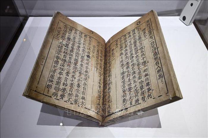 Cuốn sách Phật giáo in bằng kim loại 'Jikji' được trưng bày tại Thư viện quốc gia Pháp ở thủ đô Paris. Ảnh: AFP/TTXVN