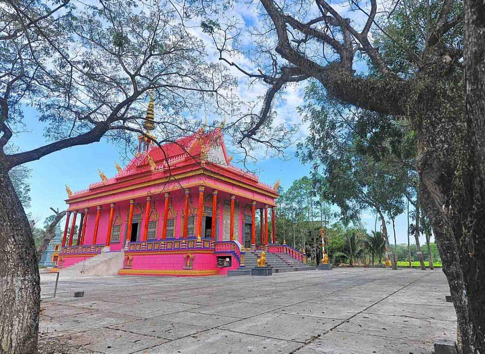 Theo những người cao niên ở địa phương, ngôi chùa Khmer này thường được người dân nơi đây gọi là chùa “hàng còng”. Ảnh: Dương Việt Anh