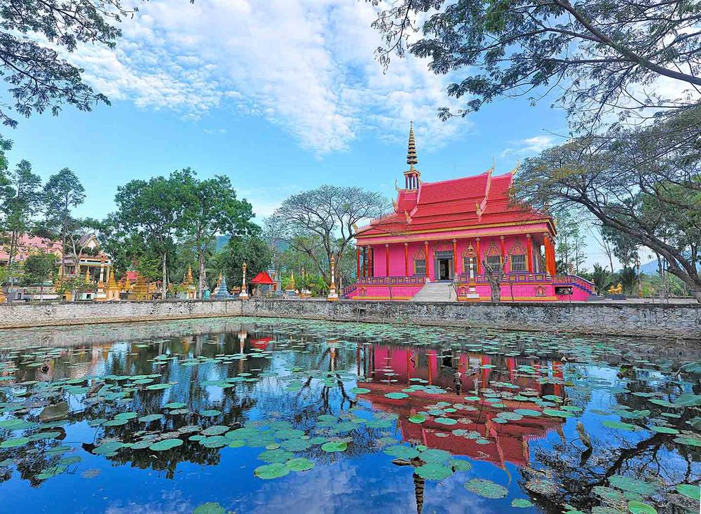 Ngôi chùa có sắc hồng rực rỡ, nổi bật giữa không gian xanh biếc. Ảnh: Dương Việt Anh