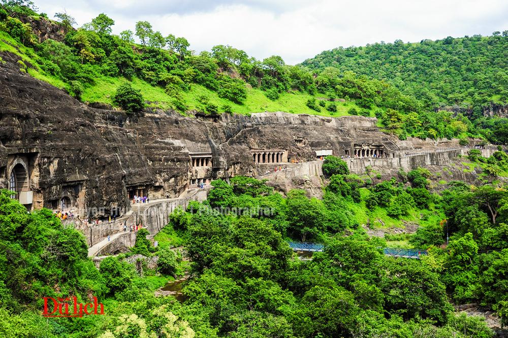 Ajanta Caves gồm hệ thống các hang đá khoét sâu vào triền núi.