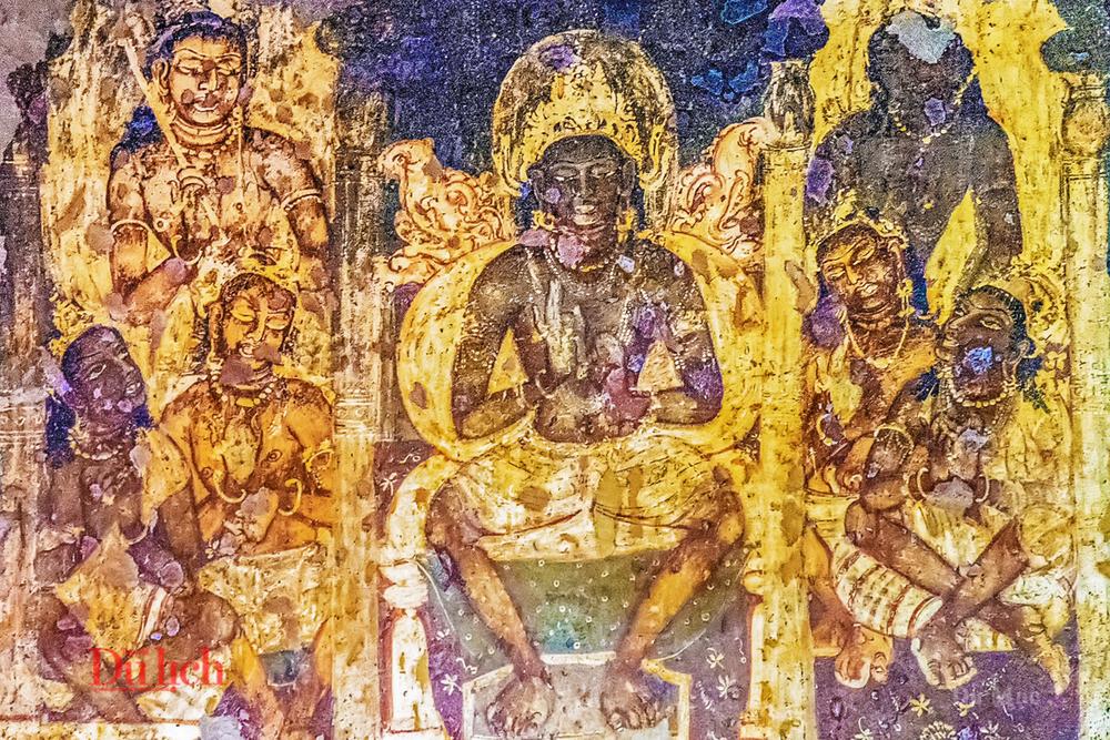 Các bức bích họa trong gian chùa hang dù đã trải qua hàng trăm năm, màu sắc đã tàn phai nhưng vẫn giữ nét sống động đáng kinh ngạc.
