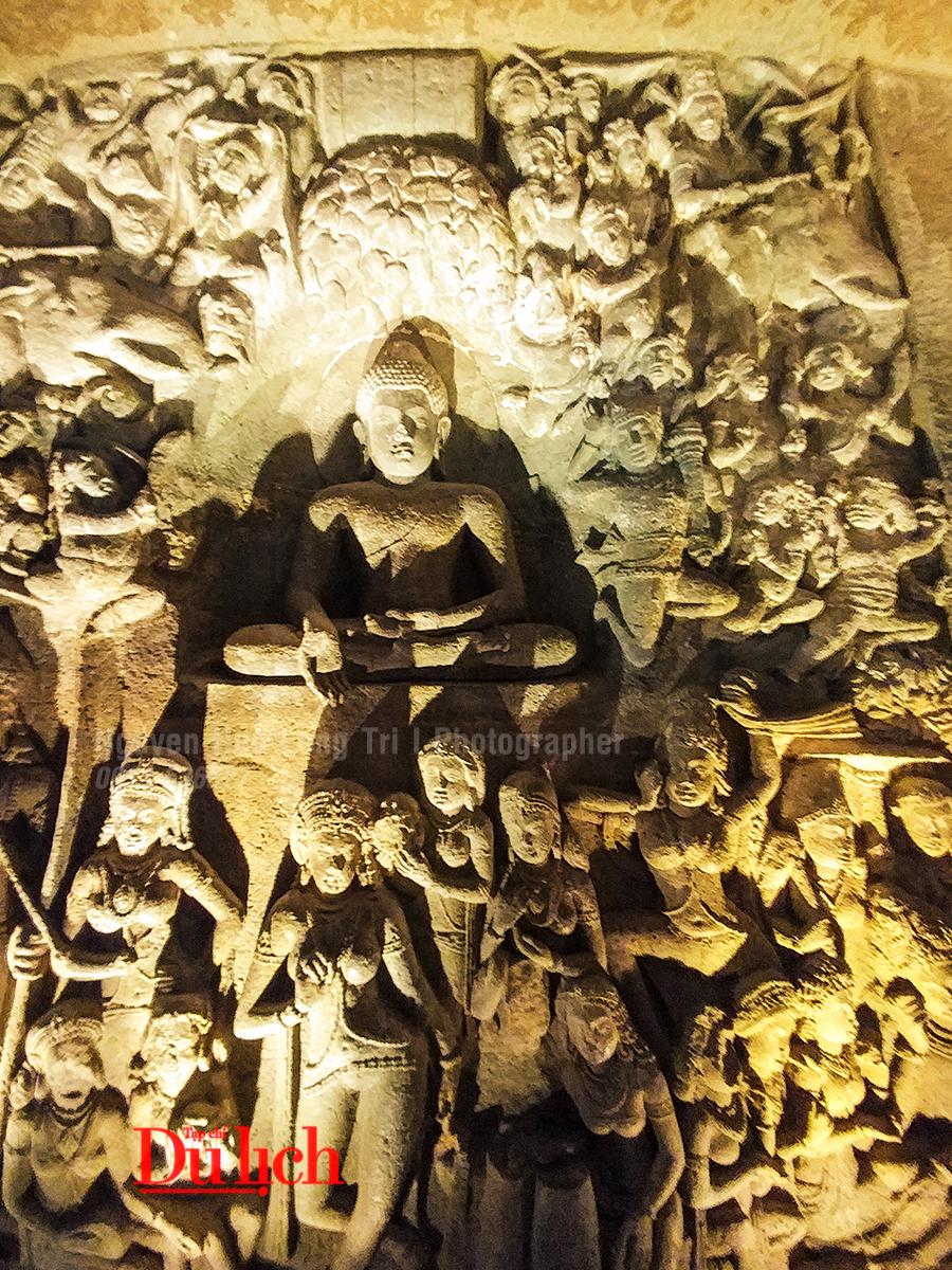 Bên trong gian chùa hang trang trí những pho tượng chạm khắc tinh xảo và sống động mô tả cuộc đời của Đức Phật Thích Ca.