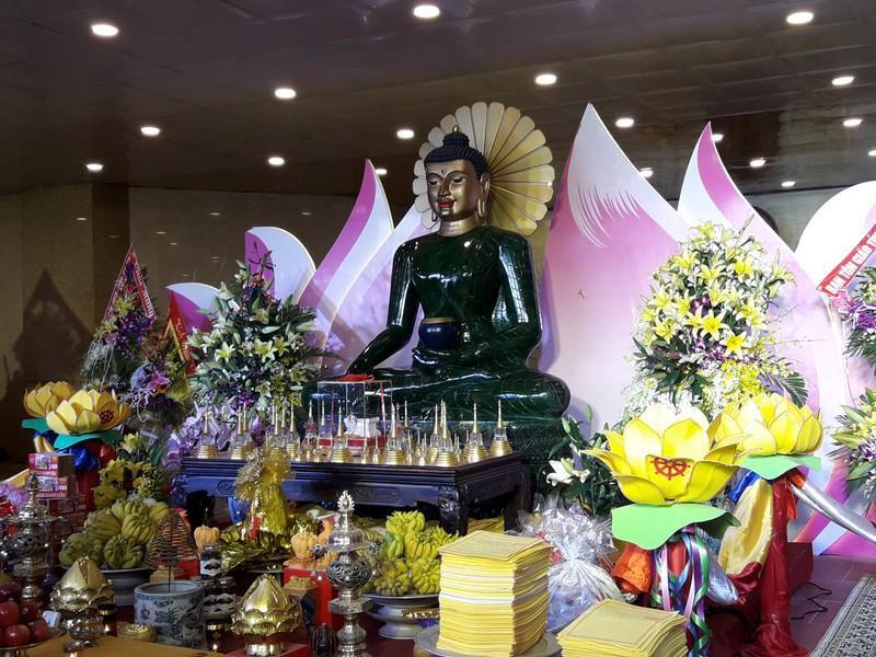 Tượng Phật Ngọc hòa bình thế giới được cung nghinh về chùa Đại Tuệ vào năm 2017
