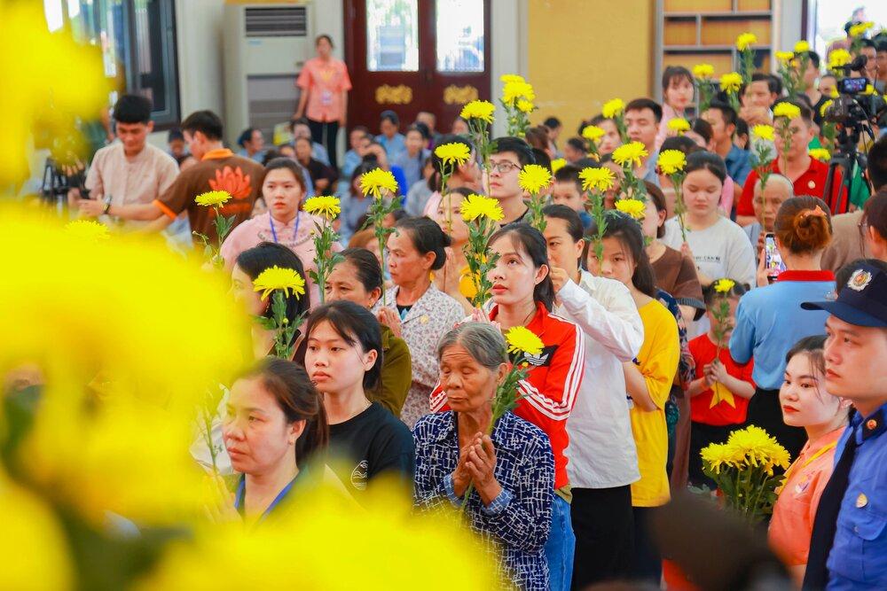 Gần 5.000 bông hoa được Phật tử dâng lên Đức Phật trong ngày Đại lễ