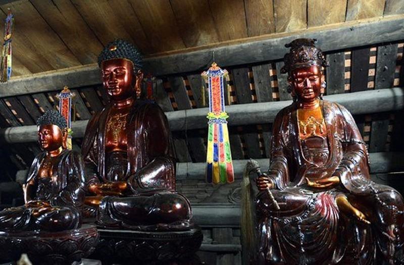 Bộ tượng Di Đà Tam Tôn tại chùa Thầy (huyện Quốc Oai, Hà Nội) có niên đại thế kỷ XVII.