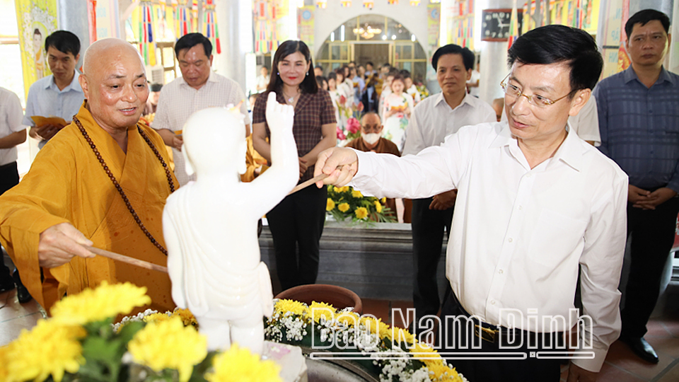 Đồng chí Chủ tịch UBND tỉnh Phạm Đình Nghị thực hiện nghi thức tắm Phật tại Chùa Cổ Lễ (Trực Ninh).
