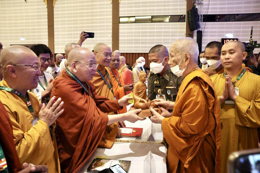 Đức Tăng Thống thăm hỏi chư Tăng đại diện lãnh đạo Phật giáo các nước.