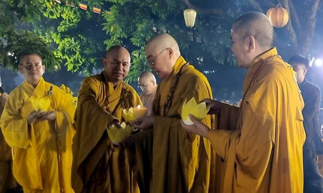 Thắp nến truyền hoa đăng thực hiện nghi lễ gia trì tôn tượng ngọc Đức Phật hoàng Trần Nhân Tông