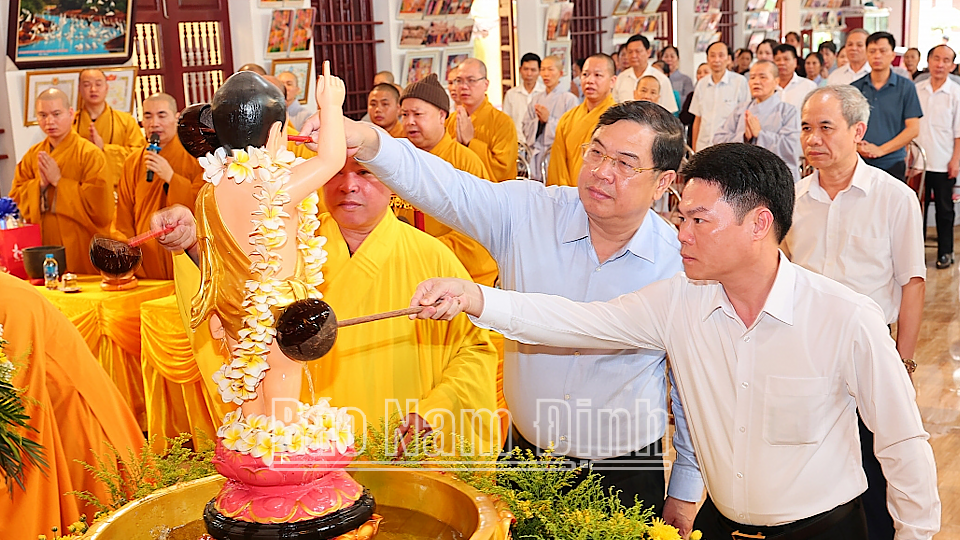 Đồng chí Bí thư Tỉnh ủy Phạm Gia Túc và các đồng chí lãnh đạo tỉnh thực hiện nghi thức tắm Phật tại Chùa Hoành Nha chính (Giao Thủy). 