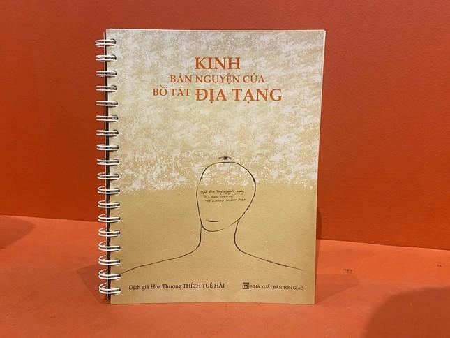 Quyển kinh Bản nguyện của Bồ-tát Địa Tạng do họa sĩ Lê Thiết Cương in mỹ thuật - Ảnh: T.Điểu