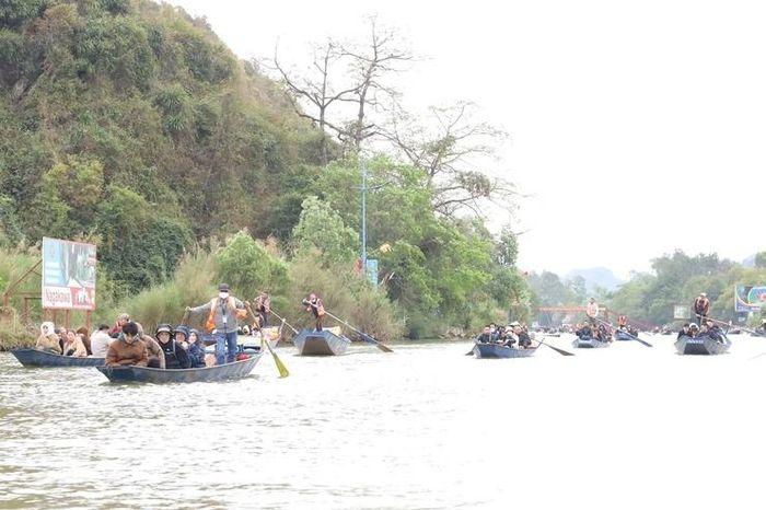 Hơn 20 nghìn khách thập phương đến chùa Hương trong ngày khai hội.