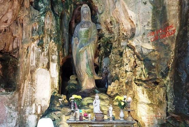 Động Hoa Nghiêm tại Ngũ Hành Sơn có nhiều ma nhai bị bôi trát - Ảnh: Hoàng Sơn