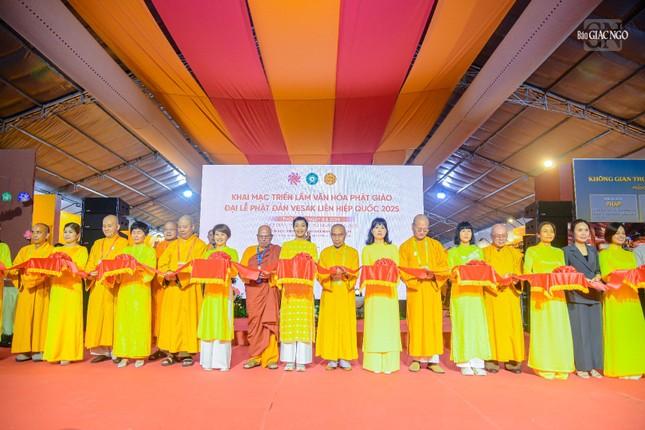 Cắt băng khai mạc triển lãm Văn hóa Phật giáo Cắt băng khai mạc triển lãm Văn hóa Phật giáo