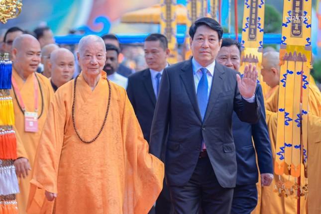 Đức Pháp chủ GHPGVN - Đại lão Hòa thượng Thích Trí Quảng, Chủ tịch nước Lương Cường tiến vào Giảng đường Minh Châu dự lễ khai mạc Vesak Liên Hiệp Quốc 2025 Đức Pháp chủ GHPGVN - Đại lão Hòa thượng Thích Trí Quảng, Chủ tịch nước Lương Cường tiến vào Giảng đường Minh Châu dự lễ khai mạc Vesak Liên Hiệp Quốc 2025
