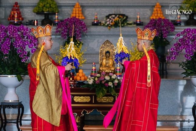 Lục cúng là một phần trong nghi lễ cầu nguyện của Phật giáo miền Bắc thực hiện tại trai đàn Lục cúng là một phần trong nghi lễ cầu nguyện của Phật giáo miền Bắc thực hiện tại trai đàn