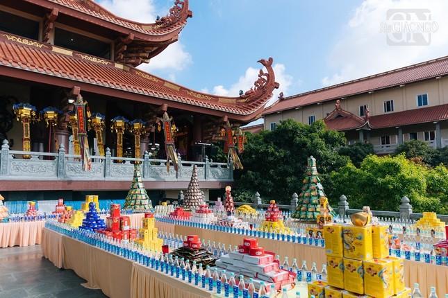Vật phẩm dâng cúng tại đàn tràng cầu siêu tưởng niệm chư anh hùng, liệt sĩ, chư vị tiền nhân đã hy sinh trong cuộc chiến để giành độc lập, tự do cho Tổ quốc Vật phẩm dâng cúng tại đàn tràng cầu siêu tưởng niệm chư anh hùng, liệt sĩ, chư vị tiền nhân đã hy sinh trong cuộc chiến để giành độc lập, tự do cho Tổ quốc