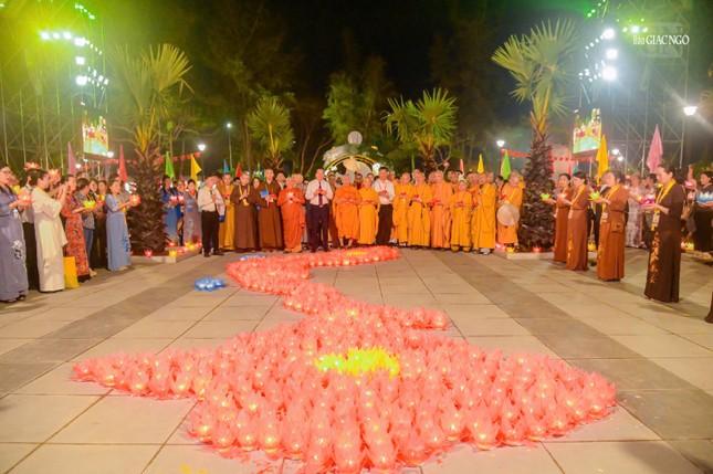 Những ngọn hoa đăng được xếp thành hình bản đồ nước Việt Nam Những ngọn hoa đăng được xếp thành hình bản đồ nước Việt Nam