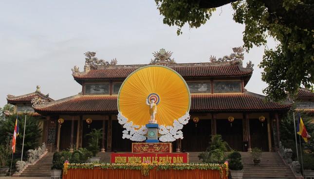 Lễ đài chính tại tổ đình Từ Đàm, nơi điễn ra chính thức Đại lễ Phật đản Phật lịch 2569 tại Huế, vào sáng 15-4 ÂL Lễ đài chính tại tổ đình Từ Đàm, nơi điễn ra chính thức Đại lễ Phật đản Phật lịch 2569 tại Huế, vào sáng 15-4 ÂL