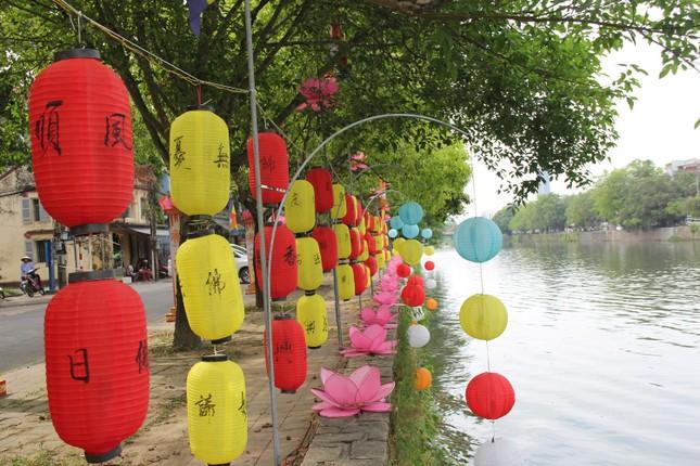 Trang trí trên cung đường rước Phật Trang trí trên cung đường rước Phật