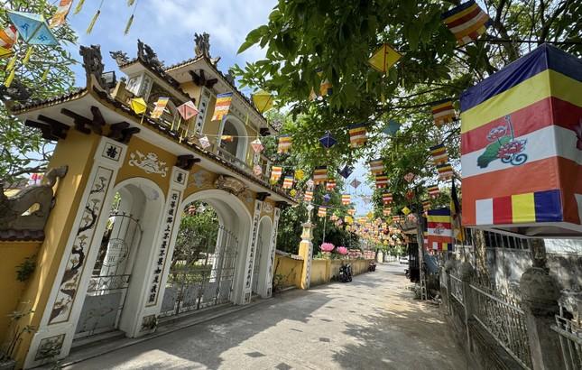 Các chùa trang trí cờ, đèn cúng dường Phật đản Các chùa trang trí cờ, đèn cúng dường Phật đản