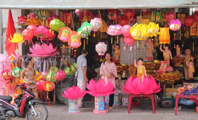 Phật tử chọn mua lồng đèn, cờ trang trí tư gia mùa Phật đản Phật tử chọn mua lồng đèn, cờ trang trí tư gia mùa Phật đản