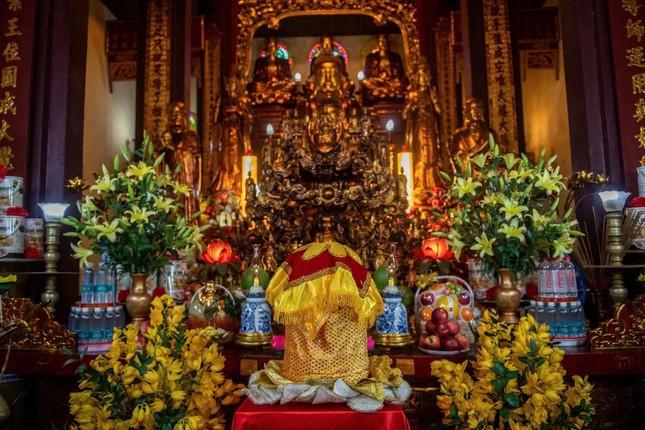 Xá-lợi Phật được tôn trí tại chánh điện của chùa Quán Sứ Xá-lợi Phật được tôn trí tại chánh điện của chùa Quán Sứ