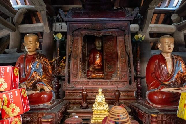 Chùa thờ tự ba vị Tổ sư gồm: Đệ nhất Tổ Phật Hoàng Trần Nhân Tông, Đệ nhị Tổ Pháp Loa, Đệ tam Tổ Huyền Quang, người sáng lập, truyền thừa và phát triển Thiền phái Trúc Lâm Yên Tử, góp phần xây dựng và mở rộng Phật giáo Việt Nam. Ba pho tượng tại chùa tạc bằng gỗ mít từ thế kỷ 19, mang giá trị nghệ thuật và lịch sử, được công nhận Bảo vật quốc gia năm 2024 Chùa thờ tự ba vị Tổ sư gồm: Đệ nhất Tổ Phật Hoàng Trần Nhân Tông, Đệ nhị Tổ Pháp Loa, Đệ tam Tổ Huyền Quang, người sáng lập, truyền thừa và phát triển Thiền phái Trúc Lâm Yên Tử, góp phần xây dựng và mở rộng Phật giáo Việt Nam. Ba pho tượng tại chùa tạc bằng gỗ mít từ thế kỷ 19, mang giá trị nghệ thuật và lịch sử, được công nhận Bảo vật quốc gia năm 2024