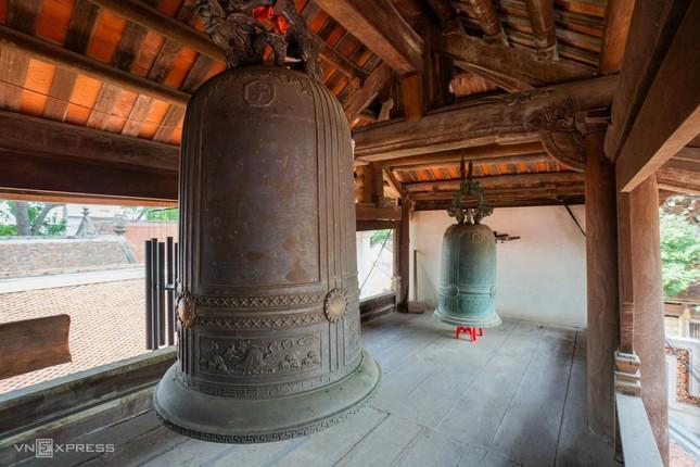 Tháp chuông chùa Vĩnh Nghiêm gồm hai tầng cao gần 8m, mái chồng diềm 6 tầng, nằm theo trục dọc giữa nhà Tổ đệ nhất và nhà Tổ đệ nhị. Tầng trên sàn gỗ, treo một quả chuông lớn đúc vào đầu thế kỷ 19. Tầng dưới dùng làm nơi tiếp khách, kết cấu khung gỗ lim chạm khắc tinh xảo theo phong cách thời Nguyễn, tạo nên nét kiến trúc đẹp và hài hòa Tháp chuông chùa Vĩnh Nghiêm gồm hai tầng cao gần 8m, mái chồng diềm 6 tầng, nằm theo trục dọc giữa nhà Tổ đệ nhất và nhà Tổ đệ nhị. Tầng trên sàn gỗ, treo một quả chuông lớn đúc vào đầu thế kỷ 19. Tầng dưới dùng làm nơi tiếp khách, kết cấu khung gỗ lim chạm khắc tinh xảo theo phong cách thời Nguyễn, tạo nên nét kiến trúc đẹp và hài hòa
