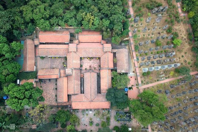 Cách chùa Vĩnh Nghiêm 40km, chùa Bổ Đà là một trong những ngôi chùa cổ và độc đáo nhất vùng Kinh Bắc, tọa lạc trên ngọn núi Phượng Hoàng (Bổ Đà sơn) ở phường Vân Hà, tỉnh Bắc Ninh. Chùa Bổ Đà được xây dựng từ khoảng thế kỷ 11, thời nhà Lý, trải qua nhiều lần trùng tu lớn dưới triều Lê Trung Hưng - Ảnh: Gia Chính Cách chùa Vĩnh Nghiêm 40km, chùa Bổ Đà là một trong những ngôi chùa cổ và độc đáo nhất vùng Kinh Bắc, tọa lạc trên ngọn núi Phượng Hoàng (Bổ Đà sơn) ở phường Vân Hà, tỉnh Bắc Ninh. Chùa Bổ Đà được xây dựng từ khoảng thế kỷ 11, thời nhà Lý, trải qua nhiều lần trùng tu lớn dưới triều Lê Trung Hưng - Ảnh: Gia Chính