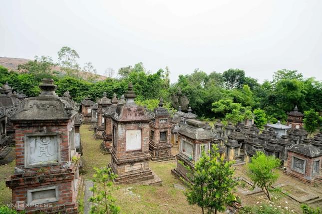 Vườn tháp chùa Bổ Đà tọa lạc trên sườn núi Phượng Hoàng với diện tích gần 8.000m2, được xem là vườn tháp cổ lớn nhất và đẹp nhất Việt Nam. Có khoảng 110 ngôi tháp và mộ lớn nhỏ, trong đó 97 ngôi tháp cổ hàng trăm năm tuổi, chôn giữ tro cốt xá-lợi hơn 1.200 Tăng Ni thuộc dòng thiền Lâm Tế khắp cả nước. Kiến trúc tháp mộ trong vườn hầu hết là tháp 3-4 tầng, cao 3-5 m, riêng tháp của Sư tổ có kích thước lớn và đồ sộ hơn. Các tháp này được xây bằng gạch chỉ, đá núi, mạch vữa từ mật mía và bột giấy bản, tạo nên kết cấu chắc chắn và bền vững qua nhiều thế kỷ. Vườn tháp được công nhận là Di tích Lịch sử - Kiến trúc nghệ thuật cấp quốc gia đặc biệt vào năm 2016 Vườn tháp chùa Bổ Đà tọa lạc trên sườn núi Phượng Hoàng với diện tích gần 8.000m2, được xem là vườn tháp cổ lớn nhất và đẹp nhất Việt Nam. Có khoảng 110 ngôi tháp và mộ lớn nhỏ, trong đó 97 ngôi tháp cổ hàng trăm năm tuổi, chôn giữ tro cốt xá-lợi hơn 1.200 Tăng Ni thuộc dòng thiền Lâm Tế khắp cả nước. Kiến trúc tháp mộ trong vườn hầu hết là tháp 3-4 tầng, cao 3-5 m, riêng tháp của Sư tổ có kích thước lớn và đồ sộ hơn. Các tháp này được xây bằng gạch chỉ, đá núi, mạch vữa từ mật mía và bột giấy bản, tạo nên kết cấu chắc chắn và bền vững qua nhiều thế kỷ. Vườn tháp được công nhận là Di tích Lịch sử - Kiến trúc nghệ thuật cấp quốc gia đặc biệt vào năm 2016