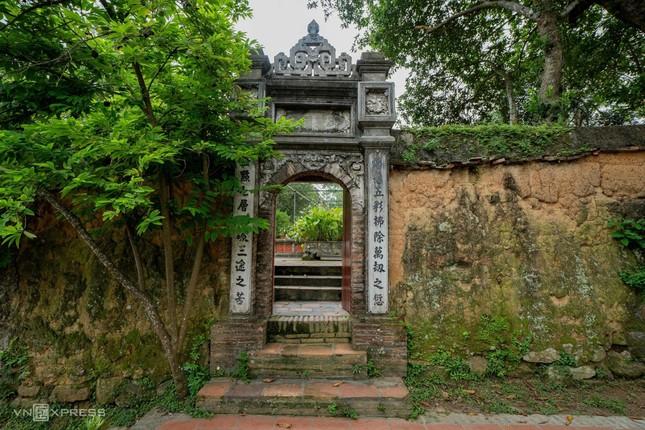 Bao quanh vườn tháp là bức tường cổ kính xây bằng đá núi, gạch chỉ và đất nện, tạo nên không gian u tịch, yên tĩnh, rất phù hợp với không khí tu hành, tưởng niệm và thiền định Bao quanh vườn tháp là bức tường cổ kính xây bằng đá núi, gạch chỉ và đất nện, tạo nên không gian u tịch, yên tĩnh, rất phù hợp với không khí tu hành, tưởng niệm và thiền định