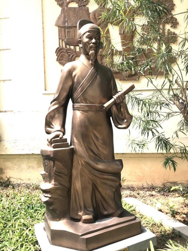Tượng danh sĩ Ngô Thì Nhậm tại vườn tượng danh nhân Bảo tàng Văn học Việt Nam