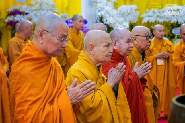Chư tôn giáo phẩm Hội đồng Chứng minh, Hội đồng Trị sự GHPGVN, các Ban, Viện Trung ương trước Giác linh đường Trưởng lão Hòa thượng Thích Từ Thông tại giảng đường lớn của Trường Trung cấp Phật học TP.HCM Chư tôn giáo phẩm Hội đồng Chứng minh, Hội đồng Trị sự GHPGVN, các Ban, Viện Trung ương trước Giác linh đường Trưởng lão Hòa thượng Thích Từ Thông tại giảng đường lớn của Trường Trung cấp Phật học TP.HCM