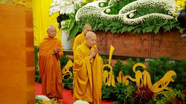 Nhị vị Phó Pháp chủ hữu nhiễu kim quan tiễn biệt Trưởng lão Hòa thượng Thích Từ Thông Nhị vị Phó Pháp chủ hữu nhiễu kim quan tiễn biệt Trưởng lão Hòa thượng Thích Từ Thông