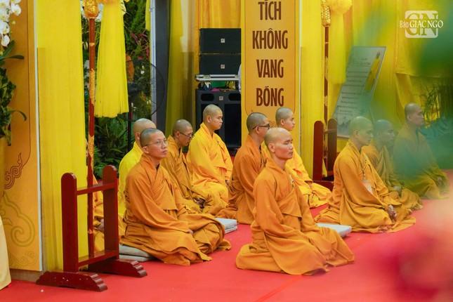 Tăng sinh thiền tọa bên kim quan Trưởng lão Hòa thượng Hiệu trưởng tân viên tịch Tăng sinh thiền tọa bên kim quan Trưởng lão Hòa thượng Hiệu trưởng tân viên tịch