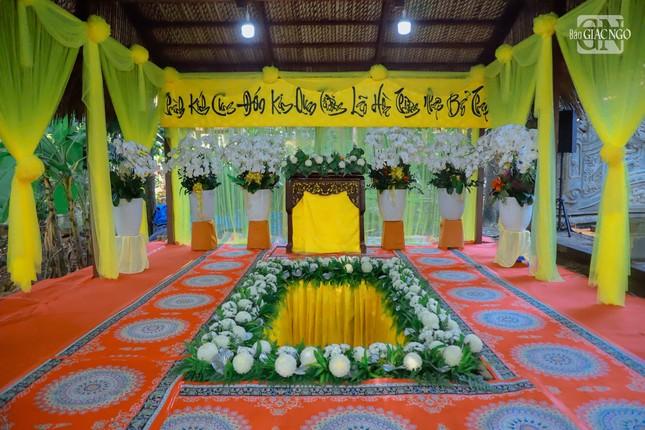 Bên triền đồi chùa Thanh Sơn, cạnh thiền thất xưa của Trưởng lão Hòa thượng Thích Từ Thông là nơi an trí kim quan của ngài Bên triền đồi chùa Thanh Sơn, cạnh thiền thất xưa của Trưởng lão Hòa thượng Thích Từ Thông là nơi an trí kim quan của ngài