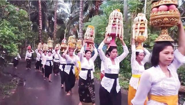 Một lễ cúng dường của Phật tử Lombok Một lễ cúng dường của Phật tử Lombok