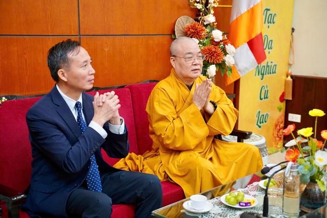 Trưởng lão Hòa thượng Thích Thanh Nhiễu tiếp ông Vũ Hoài Bắc Trưởng lão Hòa thượng Thích Thanh Nhiễu tiếp ông Vũ Hoài Bắc