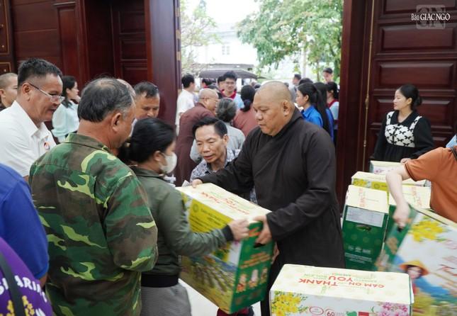 Trao quà đến bà con tại xã Phú Lộc Trao quà đến bà con tại xã Phú Lộc