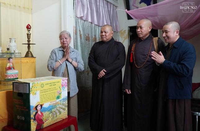 Đại đức Thích Huệ Trọng, Phó Thường trực Ban Từ thiện xã hội TP.Huế hướng dẫn đoàn đến thăm và tặng quà hộ gia đình ông Ngô Văn Lộc Đại đức Thích Huệ Trọng, Phó Thường trực Ban Từ thiện xã hội TP.Huế hướng dẫn đoàn đến thăm và tặng quà hộ gia đình ông Ngô Văn Lộc