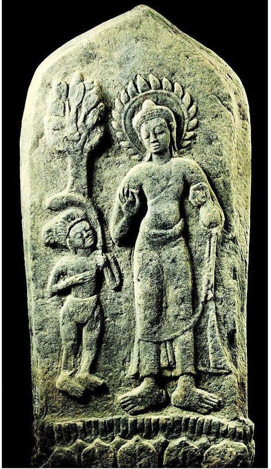 Sotthiya dâng cỏ kusa cho Đức Phật trên một sīmā từ Muang Fa Daet, thế kỷ thứ VIII đến thế kỷ thứ IX, bằng đá sa thạch Sotthiya dâng cỏ kusa cho Đức Phật trên một sīmā từ Muang Fa Daet, thế kỷ thứ VIII đến thế kỷ thứ IX, bằng đá sa thạch