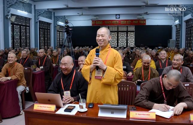Thượng tọa Thích Minh Nhẫn đặt câu hỏi đến Hòa thượng Thích Huệ Thông tại chuyên đề đầu tiên Thượng tọa Thích Minh Nhẫn đặt câu hỏi đến Hòa thượng Thích Huệ Thông tại chuyên đề đầu tiên