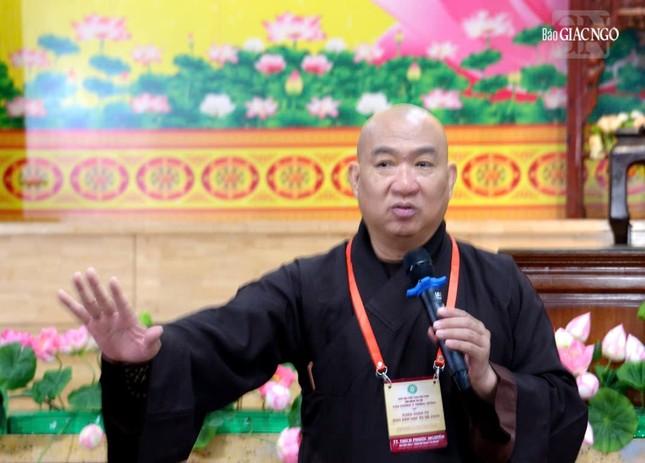 Thượng tọa Thích Phước Nguyên điều phối chương trình thảo luận Thượng tọa Thích Phước Nguyên điều phối chương trình thảo luận