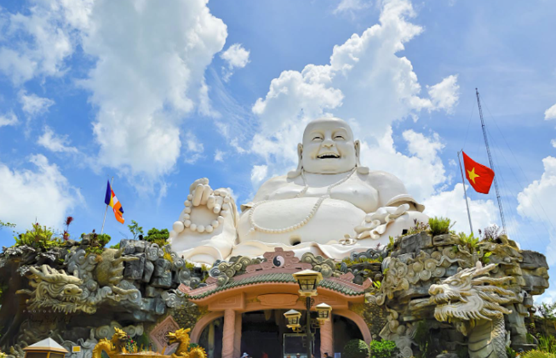 Tượng Phật Di Lặc trên đỉnh Núi Cấm