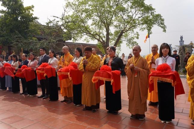 Cắt băng khánh thành và dâng hương khánh tạ Tam bảo Cắt băng khánh thành và dâng hương khánh tạ Tam bảo