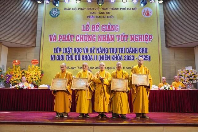 Hòa thượng Thích Bảo Nghiêm trao Bằng tuyên dương công đức đến chư giáo thọ Hòa thượng Thích Bảo Nghiêm trao Bằng tuyên dương công đức đến chư giáo thọ