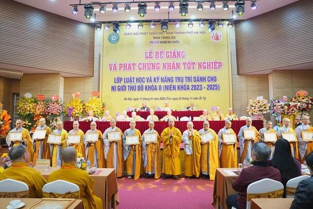 Trao Bằng công đức đến chư Ni Trao Bằng công đức đến chư Ni