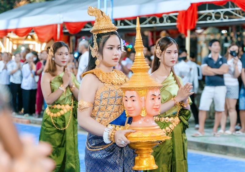 Rước đầu Thần Bốn mặt trong dịp Tết Chôl Chnăm Thmây