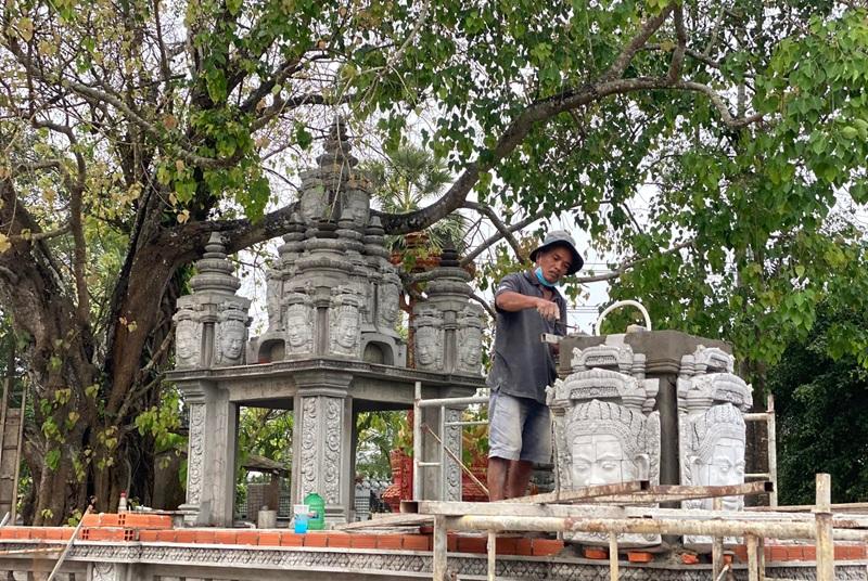 Những người thợ cẩn trọng, tỉ mỉ trong từng đường nét điêu khắc tượng Thần Bốn mặt. 